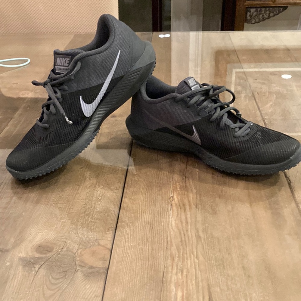 EUC- Nike Trainers Men’s Sz. 8 Black/Silver